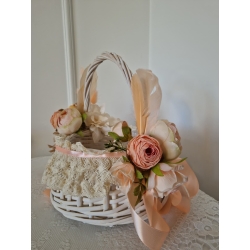 Koszyk wielkanocny na święconkę udekorowany kwiatami Morelowy Koszyczek